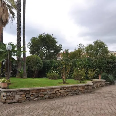 Trilocale Con Vista Mare,giardino E Box Auto * Sanremo