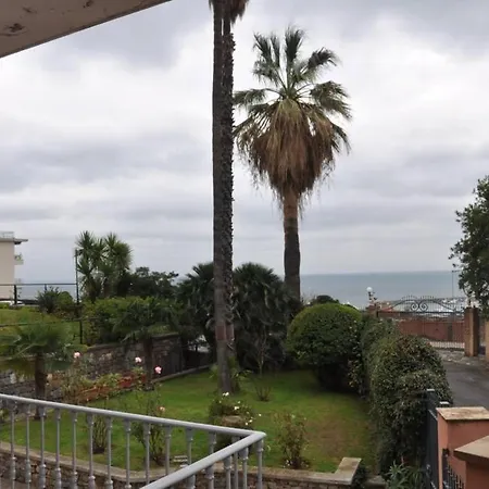 Apartment Trilocale Con Vista Mare,giardino E Box Auto