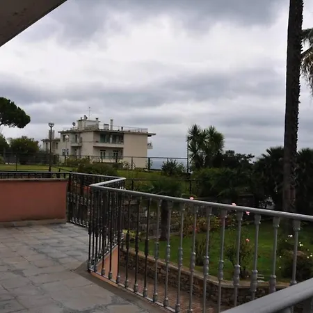Apartment Trilocale Con Vista Mare,giardino E Box Auto